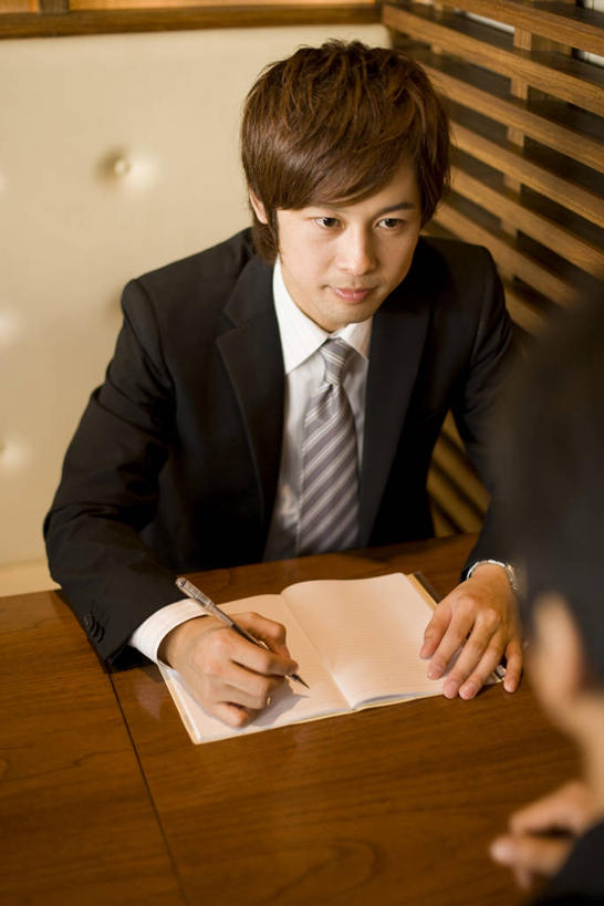 东方人,两个人,同事,商务人士,商务男性,办公室,坐,竖图,俯视,室内,白天,衬衫,成功,合作,团队,集体,信心,家具,桌子,椅子,亚洲,一本,握,阴影,套装,朦胧,模糊,反射,木制,笔,影子,办公桌,办公用品,记事本,领带,注视,黄种人,队伍,架子,文具,本子,笔记本,会议椅,木制品,学习用品,打开,翻开,观察,看,搭,握着,观看,支撑,办公椅,文具用品,固定,一支,察看,领导,象征,庄重,成就,搭着,关注,商务装,身份,合伙,领袖,工薪阶层,办公家具,正式,地位,商务椅,培训椅,掀开,男人,男性,年轻男性,亚洲人,白领,上班族,坐着,半身,彩图,高角度拍摄,衬衣