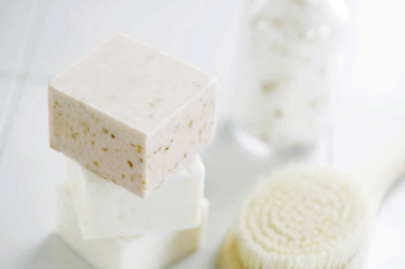 无人,横图,俯视,室内,特写,白天,化妆,美容,静物,护肤,阴影,朦胧,模糊,反射,工具,影子,三个,一个,化妆品,刷子,肥皂,香皂,日用品,洗浴用品,清洁,保养,享受,休闲,放松,保健,单个,护肤品,化妆用品,清洁用具,板刷,护肤用品,舒缓,养颜,去污,紧肤,嫩肤,洗涤,彩图,高角度拍摄