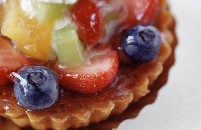 面食,无人,横图,俯视,室内,特写,白天,烹饪,西餐,草莓,浆果,蓝莓,水果,一堆,许多,切开,阴影,堆叠,堆积,朦胧,模糊,新鲜,反射,影子,生食,料理,食品,面点,果实,很多,菜肴,美食,食物,一个,切,西式,佳肴,有机食品,绿色食品,单个,堆,派,剖面,切面,水果挞,洋莓,水果皇后,山都柿,蓝浆果,蓝靛果,红莓,地莓,彩图,高角度拍摄,都柿,笃斯