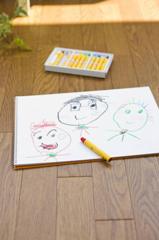 无人,竖图,俯视,室内,白天,地板,一本,一排,许多,阴影,朦胧,模糊,整齐,反射,笔,蜡笔,影子,办公用品,地面,很多,木地板,素描本,文具,排列,本子,学习用品,文具用品,队列,彩图,高角度拍摄,速写本,画画本,绘图本,手绘本,涂鸦本