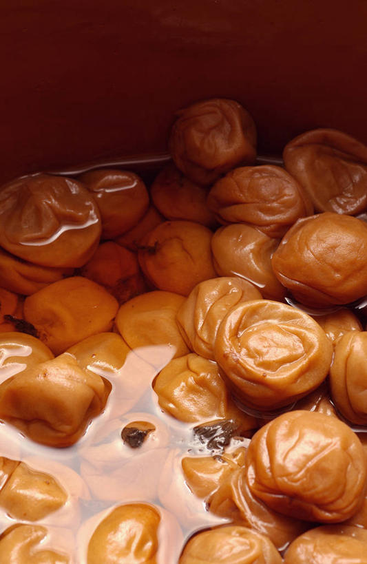 无人,竖图,俯视,室内,特写,白天,水,水果,一堆,许多,阴影,堆叠,堆积,新鲜,反射,罐子,液体,影子,陶瓷,水滴,生食,食品,果实,陶瓷制品,很多,酸梅,食物,一个,瓶子,青梅,有机食品,绿色食品,单个,堆,梅子,果梅,彩图,高角度拍摄