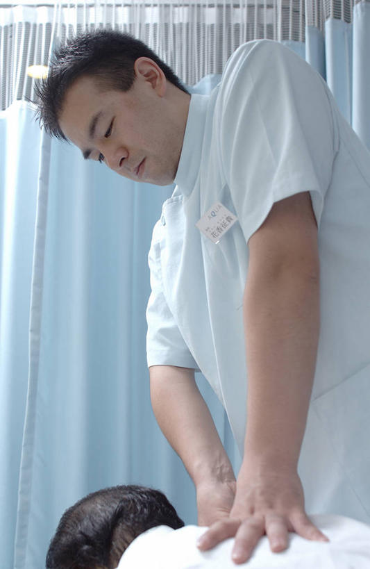 东方人,两个人,按摩师,医院,站,竖图,室内,白天,仰视,工作服,制服,窗帘,亚洲,撑,服装,装饰,注视,休闲装,黄种人,衣服,蓝色,帘子,低头,观察,看,趴着,站着,休闲,休闲服,遮阳,服饰,观看,华丽,修饰,点缀,察看,撑着,关注,医疗机构,衬托,美观,雅致,雅观,垂头,工作制服,男人,男性,中年男性,亚洲人,技师,趴,站立,半身,彩图,低角度拍摄,工作套服,病院,诊所,保健人员