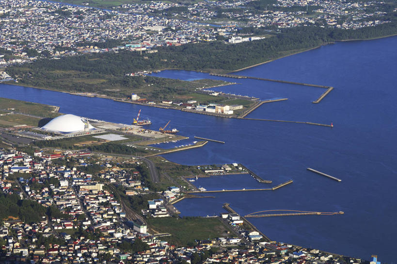 无人,家,码头,横图,俯视,航拍,室外,白天,旅游,度假,安全,海浪,海洋,美景,别墅,城市风光,城市,港口,建筑,日本,亚洲,阴影,光线,影子,房屋,屋子,景观,浪花,公寓,建筑群,防护,娱乐,建设,洋房,楼房,住宅,阳光,海水,享受,休闲,景色,放松,保护,鸟瞰,保险,海景,东亚,防波堤,本州,本州岛,日本国,青森,青森县,东北地方,保全,周全,安稳,安定,平安,大海,风浪,海,海水的波动,近岸浪,涌浪,彩图,高角度拍摄,房子,摆渡口,埠头,渡口,渡头,港湾,海港,货运码头,口岸,商港,破浪堤,下北半岛,下北郡,陆奥市