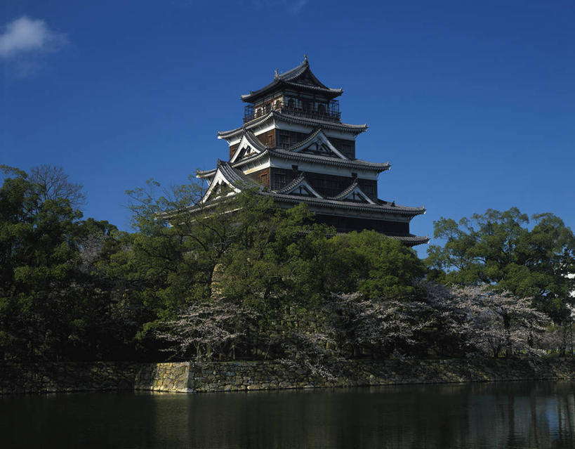 无人,横图,室外,白天,正面,旅游,度假,幸福,纯洁,湖,湖泊,名胜古迹,水,植物,标志建筑,地标,建筑,樱花,广岛县,日本,亚洲,许多,阴影,遗迹,盛开,光线,瓦片,影子,堡垒,城堡,屋檐,湖面,水流,水面,云,云朵,很多,花蕾,云彩,古迹,文物,娱乐,建设,古建筑,檐,花,花瓣,花朵,鲜花,树,树木,粉色,蓝色,绿色,白云,倒影,蓝天,天空,阳光,自然,湖水,天,花苞,花蕊,享受,休闲,旅游胜地,放松,生长,晴朗,成长,等待,倒映,生命,要塞,古文明,东亚,本州,本州岛,日本国,广岛,広岛,中国地方,仙樱花,福岛樱,青肤樱,高尚,县厅,热烈,反照,广岛市区,広岛市,设防,晴空,荆桃,彩图,鲤城,广岛城