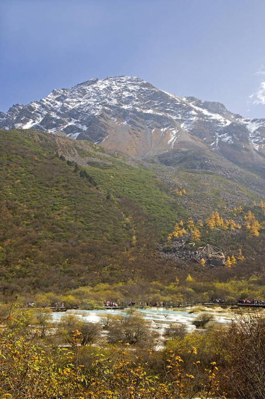 无人,公园,竖图,室外,白天,正面,旅游,度假,美景,森林,山,树林,雪,雪山,植物,大雪,中国,亚洲,阴影,光线,影子,冰,积雪,景观,山峰,雪景,冬季,冬天,山峦,娱乐,树,树木,蓝色,绿色,蓝天,天空,阳光,自然,天,享受,休闲,景色,放松,寒冷,四川省,生长,晴朗,成长,冰冷,国家公园,自然风光,东亚,四川,万里无云,中华人民共和国,西南地区,严寒,川,黄龙风景名胜区,松潘县,冰凉,酷寒,凛冽,凛凛,极冷,黄龙国家地质公园,松州,晴空,晴空万里,彩图