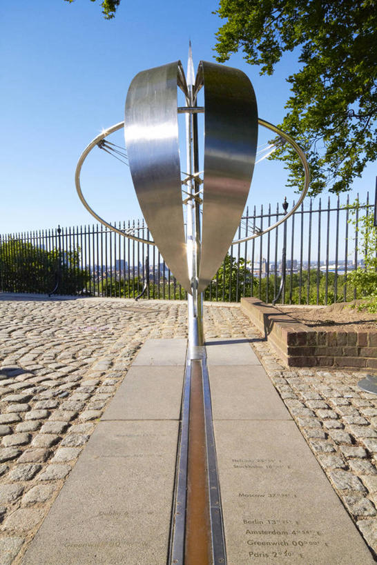 无人,栏杆,竖图,室外,白天,正面,旅游,度假,植物,标志建筑,道路,地标,建筑,路,金属制品,雕塑,英国,欧洲,伦敦,阴影,艺术,装饰,光线,金属,雕刻,雕像,影子,围栏,小路,交通,首都,娱乐,建设,护栏,树,树木,一个,蓝色,绿色,蓝天,天空,阳光,自然,工艺品,天,享受,休闲,旅游胜地,放松,生长,晴朗,单个,成长,纪念,美术,西欧,主题,大不列颠,陈列,格林威治,大不列颠及北爱尔兰联合王国,万里无云,功能,美学,雾都,格林尼治,格林尼治天文台,格林威治天文台,晴空,晴空万里,彩图,大不列颠王国,大英帝国,联合王国,日不落帝国,本初经线,本初子午线,格林尼治子午线,格林威治子午线,子午线