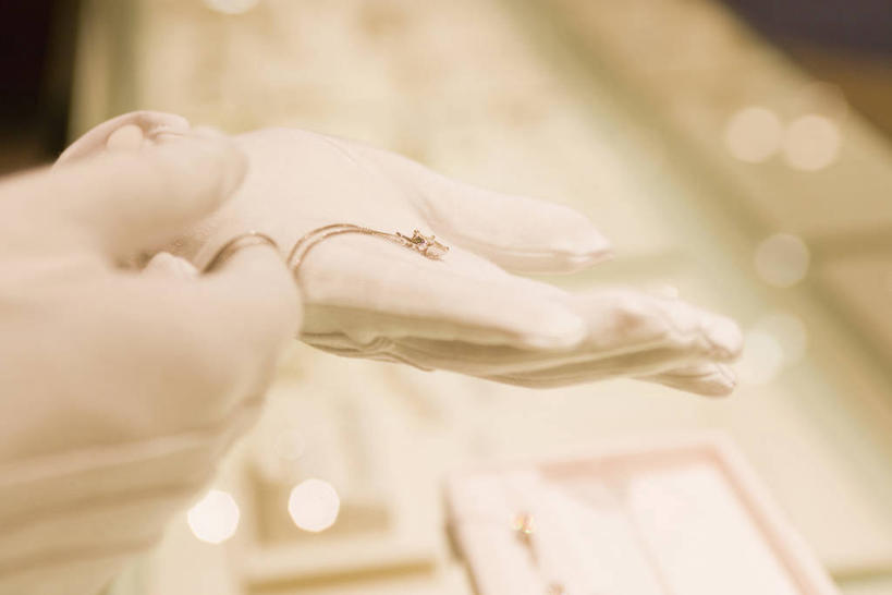 东方人,手,一个人,店员,商店,捧,横图,室内,特写,白天,正面,项链,亚洲,双手,仅一个男性,仅一个人,阴影,朦胧,模糊,装饰,反射,影子,黄种人,商铺,装饰品,仅一个年轻男性,一个,白色,饰品,手套,首饰,柜台,营业员,温暖,手部,展示,单个,保暖,出售,华丽,点缀,御寒,首饰店,珠宝店,衬托,美观,雅致,雅观,展示柜,市肆,商号,销售人员,男人,男性,年轻男性,亚洲人,售货员,端,端着,捧着,手捧,半身,彩图,店铺