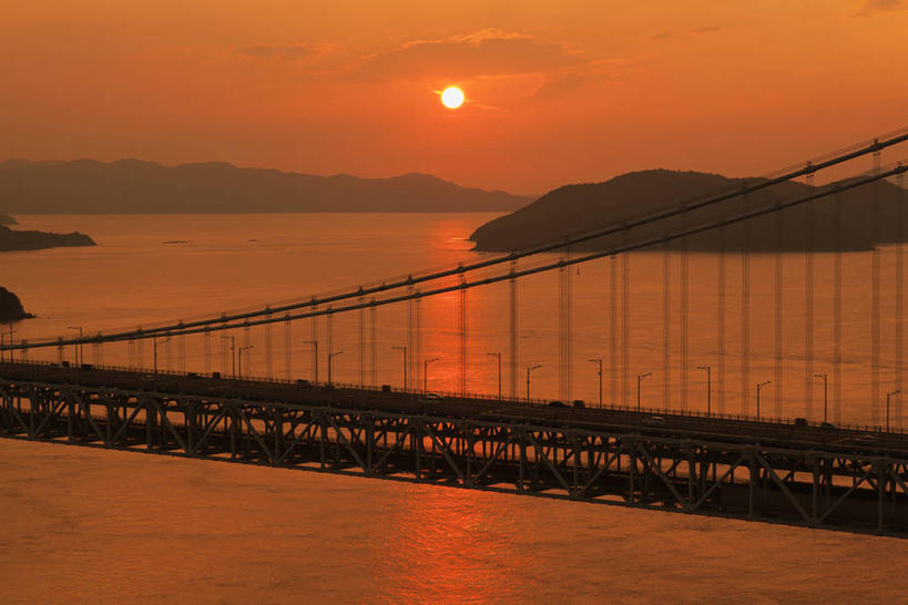 无人,横图,室外,白天,正面,旅游,度假,岛屿,海浪,海洋,日落,太阳,标志建筑,大桥,地标,建筑,桥梁,日本,亚洲,岛,浪花,晚霞,霞光,落日,斜拉桥,桥,背光,娱乐,建设,黄色,天空,海水,黄昏,天,享受,休闲,橙色,旅游胜地,彩霞,放松,逆光,海景,东亚,本州,本州岛,日本国,濑户大桥,中国地方,冈山,冈山县,四国地方,四国,四国岛,香川,香川县,夕照,薄暮,斜张桥,大海,风浪,海,海水的波动,近岸浪,列岛,群岛,涌浪,诸岛,夕阳,彩图,傍晚,斜阳