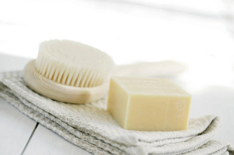 无人,横图,室内,特写,白天,正面,化妆,美容,地板,卫生间,浴室,静物,护肤,阴影,朦胧,模糊,反射,纺织物,工具,影子,地面,木地板,一个,化妆品,刷子,肥皂,毛巾,香皂,日用品,洗浴用品,清洁,保养,享受,休闲,放松,保健,单个,保暖,护肤品,化妆用品,清洁用具,板刷,护肤用品,舒缓,透气,养颜,防水,去污,紧肤,嫩肤,储水,耐磨,吸水,淋浴房,洗涤,彩图,冲凉房,沐浴间,沐浴室