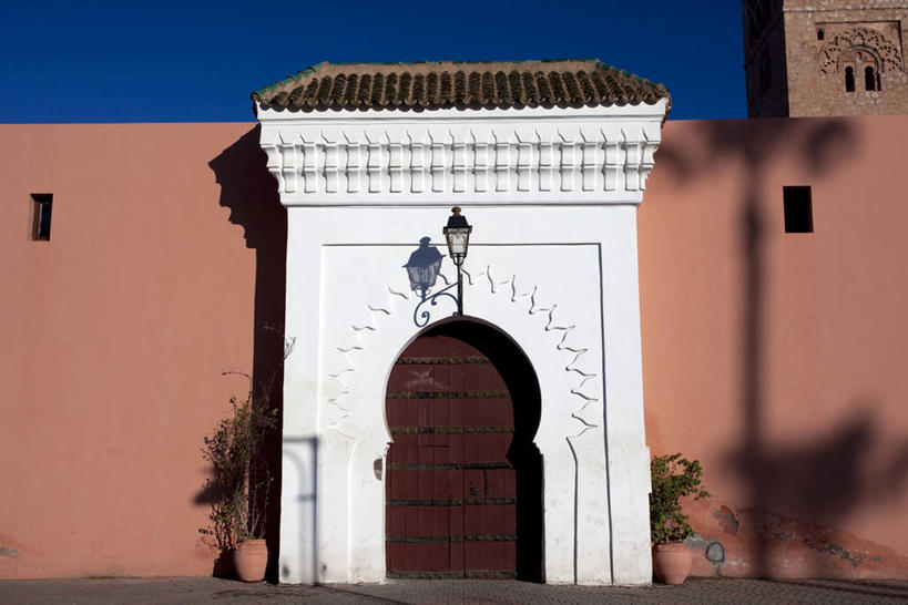 无人,横图,室外,白天,正面,旅游,度假,名胜古迹,门,标志建筑,地标,建筑,非洲,摩洛哥,阴影,节日,遗迹,光线,影子,墙,褐色,古迹,文化,文物,娱乐,建设,古建筑,墙壁,墙面,蓝色,蓝天,天空,阳光,门框,天,祈祷,享受,休闲,健康,旅游胜地,放松,许愿,宗教,信仰,晴朗,纪念,祈求,伊斯兰教,清真寺,古文明,万里无云,阿非利加洲,摩洛哥王国,马拉喀什,库图比亚清真寺,库杜比亚清真寺,平安,晴空,晴空万里,彩图