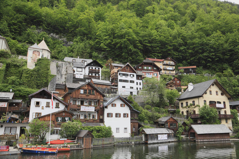 无人,家,横图,室外,白天,正面,旅游,度假,湖,湖泊,美景,水,植物,船,奥地利,欧洲,一艘,阴影,波纹,飞溅,溅,光线,液体,影子,房屋,屋子,湖面,景观,水滴,水流,水面,木船,娱乐,楼房,住宅,水珠,树,树木,绿色,倒影,水纹,阳光,自然,船尾波,交通工具,波浪,湖水,享受,休闲,景色,放松,生长,成长,倒映,舟,喷洒,自然风光,载具,中欧,奥地利共和国,反照,上奥地利,上奥地利州,哈尔施塔特,哈尔斯塔特,彩图,房子
