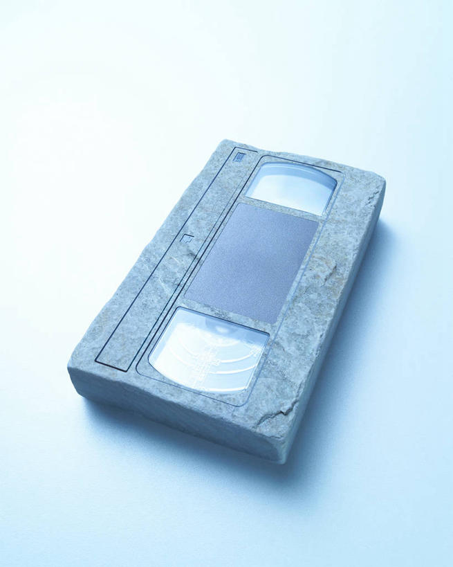 无人,竖图,俯视,室内,特写,白天,数据,静物,阴影,蓝色背景,反射,信息,影子,存储介质,一个,灰色,摄影,影棚,单个,磁带,卡带,存储,录像带,录影带,彩图,高角度拍摄,影棚拍摄,拍摄