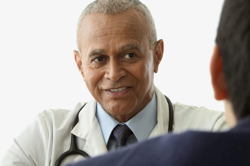 西方人,背部,两个人,医生,病人,护士,药剂师,牙科医生,医院,坐,笑,微笑,露齿笑,横图,室内,白天,白色背景,正面,工作服,衬衫,制服,欧洲,欧洲人,领带,相视,听诊器,医护人员,医疗人员,面对面,帅哥,摄影,影棚,对视,白衣天使,郎中,白大褂,就医,就诊,相对,相看,老年男性,男人,男性,年轻男性,中年男性,白种人,大夫,患者,就医者,配药师,牙医,坐着,半身,彩图,影棚拍摄,衬衣,工作套服,拍摄,病院,诊所