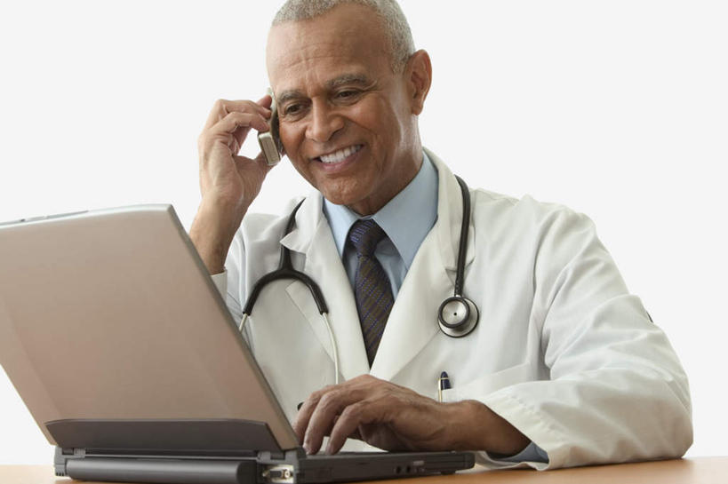 西方人,一个人,医生,坐,笑,打电话,微笑,露齿笑,横图,室内,白天,白色背景,正面,工作服,衬衫,制服,电脑,笔记本电脑,电话,欧洲,欧洲人,仅一个男性,仅一个人,网络,领带,注视,通讯设备,听诊器,观察,看,仅一个老年男性,医护人员,医疗人员,摄影,影棚,观看,察看,无线,郎中,白大褂,关注,通信设备,无线网络,无线上网,便携式电脑,交流,手提电脑,老年男性,男人,男性,白种人,大夫,沟通,通话,坐着,半身,彩图,影棚拍摄,衬衣,工作套服,拍摄