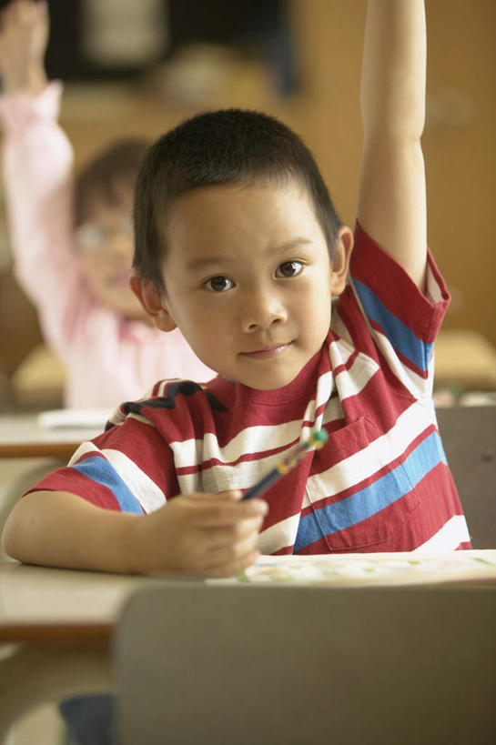 东方人,儿童,两个人,伙伴,朋友,学生,学校,坐,竖图,室内,白天,正面,友谊,纯洁,桌子,椅子,亚洲,服装,朦胧,模糊,注视,休闲装,黄种人,书桌,座椅,小孩,衣服,课桌,发言,观察,看,休闲,教室,同学,休闲服,积极,可爱,童年,童趣,服饰,观看,察看,课堂,校友,关注,童真,烂漫,无邪,同窗,学友,天真,友情,男孩,亚洲人,孩子,举手,坐着,半身,彩图,小学,男生,小学生