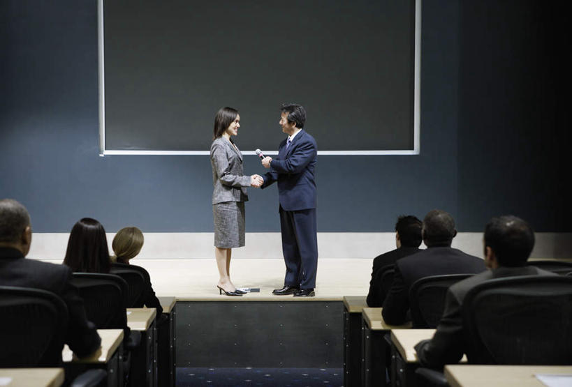 东方人,西方人,同事,商务人士,商务男性,商务女性,办公室,站,坐,握手,笑,微笑,露齿笑,横图,室内,白天,侧面,衬衫,西装,商务,成功,合作,团队,集体,信心,职员,欧洲,欧洲人,亚洲,递,谈判,套装,正装,许多人,职业装,黄种人,队伍,话筒,黑板,站着,一群人,对视,领导,成就,合伙,领袖,演讲台,男人,男性,女人,女性,中年男性,中年女性,白种人,亚洲人,白领,商人,上班族,坐着,彩图,全身,衬衣,白领阶层,办公室职员