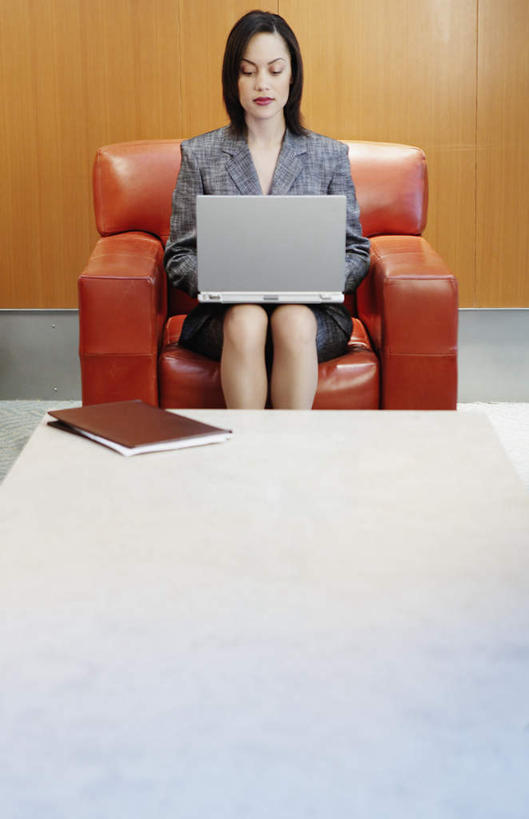 西方人,一个人,商务人士,商务女性,坐,竖图,室内,白天,正面,电脑,笔记本电脑,沙发,欧洲,欧洲人,仅一个女性,仅一个人,套装,办公桌,记事本,文件夹,仅一个中年女性,电子设备,移动设备,商务装,便携式电脑,工薪阶层,输出设备,上网,计算机,手提电脑,女人,女性,中年女性,白种人,白领,上班族,玩耍,坐着,彩图,全身