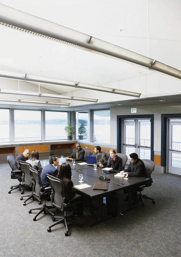 西方人,同事,商务人士,商务男性,商务女性,办公室,坐,竖图,室内,白天,正面,衬衫,讨论,成功,合作,团队,集体,信心,杯子,餐具,椅子,欧洲,黑人,欧洲人,套装,会议,高脚杯,办公桌,红酒杯,转椅,许多人,注视,装潢,队伍,灯,白云,蓝天,酒杯,水杯,观察,看,一群人,观看,办公椅,察看,领导,葡萄酒杯,成就,关注,商务装,合伙,领袖,工薪阶层,香槟杯,会议中心,男人,男性,女人,女性,中年男性,中年女性,白种人,白领,上班族,设计,玻璃杯,商讨,坐着,彩图,全身,衬衣,会场,酒具