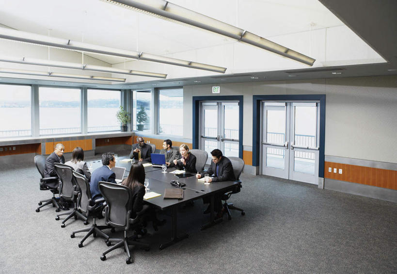 西方人,同事,商务人士,商务男性,商务女性,办公室,坐,横图,室内,白天,正面,衬衫,讨论,成功,合作,团队,集体,信心,杯子,餐具,椅子,欧洲,黑人,欧洲人,套装,会议,高脚杯,办公桌,红酒杯,转椅,许多人,注视,装潢,队伍,灯,白云,蓝天,酒杯,水杯,观察,看,一群人,观看,办公椅,察看,领导,葡萄酒杯,成就,关注,商务装,合伙,领袖,工薪阶层,香槟杯,会议中心,男人,男性,女人,女性,中年男性,中年女性,白种人,白领,上班族,设计,玻璃杯,商讨,坐着,彩图,全身,衬衣,会场,酒具