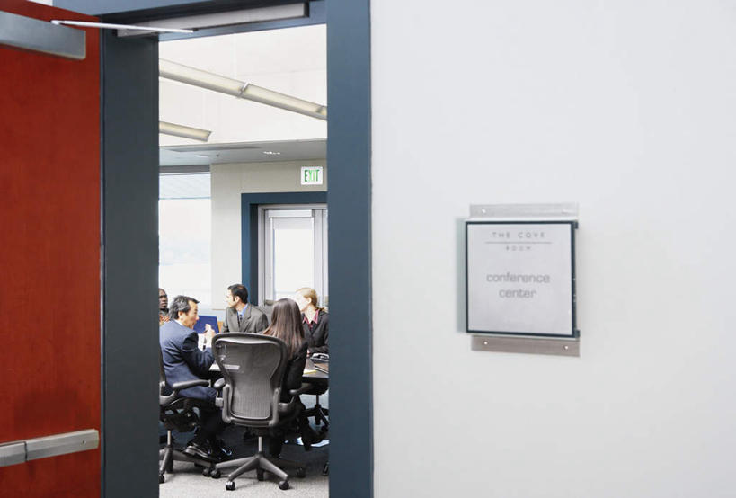 西方人,伙伴,朋友,商务人士,商务男性,商务女性,办公室,坐,横图,室内,白天,侧面,衬衫,讨论,友谊,合作,团队,椅子,欧洲,黑人,欧洲人,套装,朦胧,模糊,会议,办公桌,转椅,许多人,一群人,战略,办公椅,商务装,工薪阶层,会议中心,联合,合谋,配合,协作,男人,男性,女人,女性,中年男性,中年女性,白种人,白领,上班族,商讨,坐着,半身,彩图,衬衣,会场