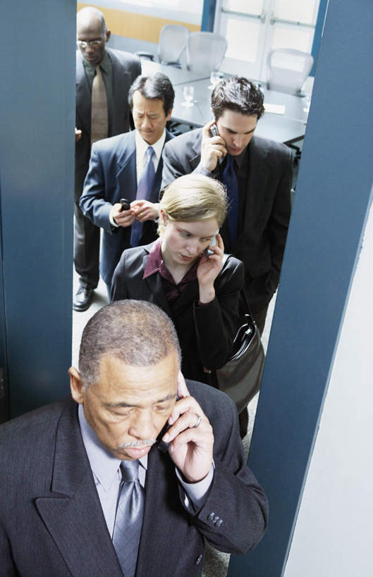 东方人,西方人,伙伴,朋友,商务人士,商务男性,商务女性,办公室,会议室,打电话,竖图,俯视,室内,白天,衬衫,友谊,合作,团队,门,电话,手机,欧洲,黑人,欧洲人,亚洲,套装,会议,墙,许多人,注视,黄种人,通讯设备,墙壁,墙面,门框,观察,看,一群人,战略,观看,察看,关注,出门,商务装,工薪阶层,联合,合谋,交流,配合,协作,男人,男性,女人,女性,中年男性,中年女性,白种人,亚洲人,白领,上班族,手提电话,移动电话,步行,沟通,通话,走路,半身,彩图,高角度拍摄,衬衣