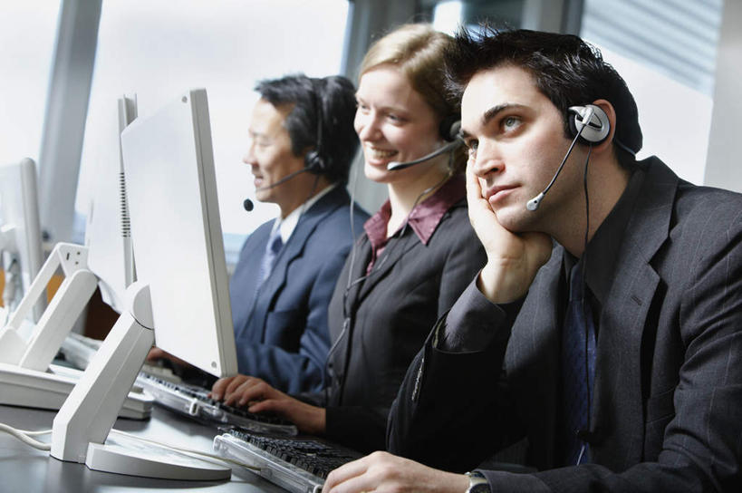 东方人,西方人,三个人,同事,商务人士,电话接线员,商务男性,商务女性,办公室,坐,笑,微笑,露齿笑,横图,室内,白天,正面,衬衫,西装,成功,合作,团队,集体,信心,客服,欧洲,欧洲人,亚洲,撑,套装,正装,朦胧,模糊,话务员,托腮,注视,职业装,黄种人,队伍,耳机,耳麦,观察,看,托,思考,观看,察看,领导,成就,关注,托下巴,商务装,合伙,领袖,工薪阶层,男人,男性,年轻男性,女人,女性,中年男性,中年女性,白种人,亚洲人,白领,接线员,上班族,坐着,半身,彩图,衬衣