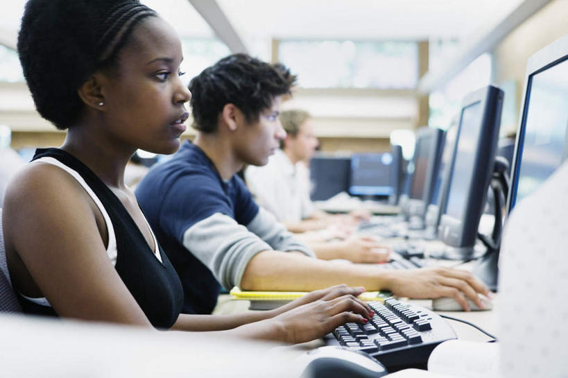 西方人,脸,头,脸颊,三个人,伙伴,朋友,坐,横图,室内,特写,白天,侧面,游戏,友谊,电脑,欧洲,黑人,欧洲人,学习,服装,朦胧,模糊,注视,休闲装,肩膀,衣服,观察,看,休闲,同学,休闲服,台式电脑,服饰,观看,察看,校友,关注,液晶显示器,同窗,学友,上网,友情,计算机,男人,男性,年轻男性,年轻女性,女人,女性,头部,脸部,脸蛋,面部,坐着,半身,彩图