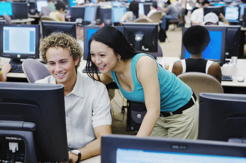 东方人,西方人,伙伴,朋友,站,笑,微笑,露齿笑,横图,室内,白天,正面,讨论,友谊,分享,电脑,欧洲,欧洲人,亚洲,服装,朦胧,模糊,许多人,注视,休闲装,黄种人,衣服,观察,看,站着,一群人,休闲,同学,休闲服,台式电脑,服饰,搭肩,观看,察看,机房,校友,关注,同窗,学友,上网,友情,男人,男性,年轻男性,年轻女性,女人,女性,白种人,亚洲人,坐着,半身,彩图