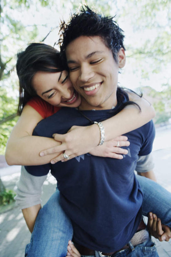 两个人,站,笑,微笑,露齿笑,竖图,室外,白天,正面,爱情,树林,植物,亚洲,阴影,服装,感人,朦胧,模糊,光线,影子,绿叶,浪漫,注视,休闲装,黄种人,建筑物,树,树木,树叶,树枝,衣服,绿色,阳光,自然,观察,看,站着,休闲,休闲服,恩爱,恋人,服饰,生长,成长,观看,察看,关注,罗曼蒂克,甜蜜,男人,男性,年轻男性,年轻女性,女人,女性,亚洲人,情侣,半身,彩图,房子,伴侣