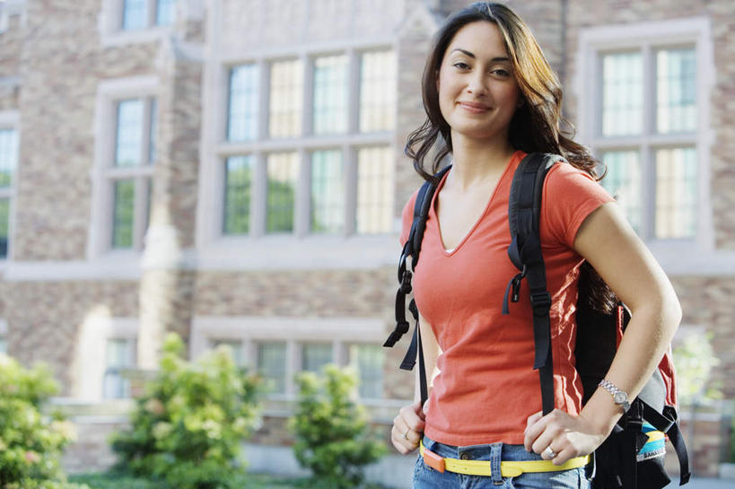 一个人,站,笑,微笑,横图,室外,白天,正面,植物,窗户,亚洲,仅一个年轻女性,仅一个女性,仅一个人,服装,朦胧,模糊,包,书包,房屋,屋子,绿叶,注视,休闲装,黄种人,楼房,玻璃窗,树叶,衣服,观察,看,站着,休闲,休闲服,服饰,观看,察看,关注,年轻女性,女人,女性,亚洲人,半身,彩图,房子,双肩包