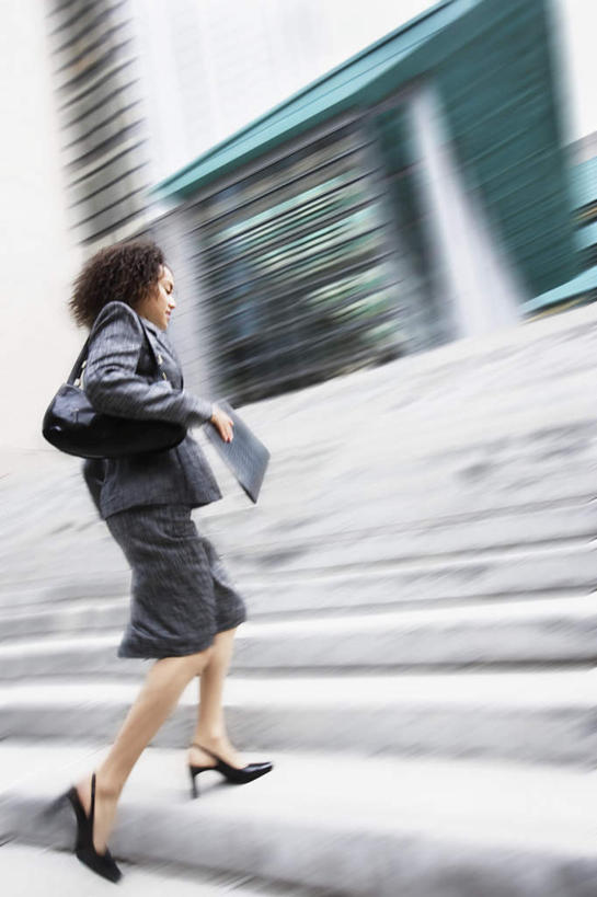 一个人,商务人士,商务女性,走,竖图,室外,白天,欧洲,欧洲人,仅一个年轻女性,仅一个女性,仅一个人,套装,朦胧,模糊,房屋,阶梯,屋子,文件夹,拿,拿着,走着,注视,楼房,台阶,背面,观察,看,观看,察看,关注,商务装,工薪阶层,年轻女性,女人,女性,白种人,白领,上班族,彩图,全身,房子