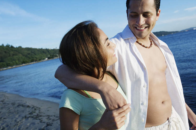 帆船,西方人,两个人,家庭,夫妻,笑,微笑,横图,室外,白天,正面,爱情,海浪,森林,沙滩,树林,船,欧洲,欧洲人,感人,朦胧,模糊,沙子,海岸,浪花,绿叶,沙地,浪漫,树,树木,树叶,海水,温暖,温馨,家属,一家人,恋人,爱护,和睦,情人,关爱,亲情,爱侣,爱人,罗曼蒂克,海景,亲属,甜蜜,男人,男性,年轻男性,年轻女性,女人,女性,白种人,夫妇,情侣,大海,风浪,海,海水的波动,海滩,近岸浪,涌浪,半身,彩图,伴侣