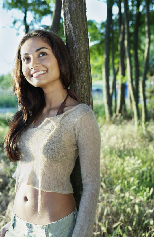 一个人,站,笑,微笑,露齿笑,竖图,室外,白天,正面,草地,草坪,森林,树林,植物,欧洲,欧洲人,仅一个年轻女性,仅一个女性,仅一个人,服装,朦胧,模糊,绿叶,注视,休闲装,草,树,树木,树叶,衣服,蓝天,天空,天,看,站着,休闲,休闲服,美女,服饰,绿草,关注,年轻女性,女人,女性,白种人,抬头,仰头,半身,彩图