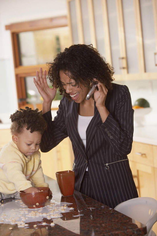 牛奶,西方人,儿童,两个人,家庭,母亲,儿子,站,竖图,室内,白天,正面,纯洁,柜子,家具,桌子,杯子,手机,椅子,欧洲,非洲,黑人,欧洲人,食品,通讯工具,注视,通讯设备,小孩,观察,看,站着,温暖,温馨,母子,一家人,可爱,母爱,童年,童趣,观看,和睦,察看,关注,童真,烂漫,无邪,交流,天真,男孩,年轻女性,女人,女性,非洲人,孩子,年轻人,沟通,通话,半身,彩图,融洽,男生