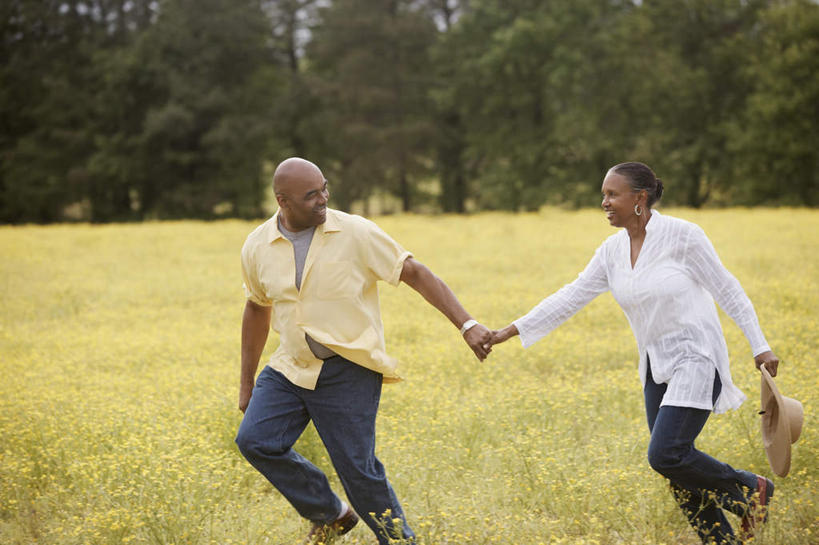 西方人,家庭,夫妻,走,握手,笑,微笑,露齿笑,横图,室外,白天,正面,爱情,快乐,花海,花圃,植物,帽子,叶子,欧洲,黑人,欧洲人,许多,盛开,草帽,绿叶,浪漫,花蕾,娱乐,花,花瓣,花朵,花卉,鲜花,树,树木,黄色,绿色,自然,花丛,花田,花苞,花蕊,郊游,游玩,温暖,温馨,家属,一家人,嫩叶,恩爱,恋人,生长,成长,欢快,爱护,和睦,关爱,亲情,亲属,男人,男性,女人,女性,中年男性,中年女性,情侣,叶,叶片,搀手,拉手,散步,手搀手,手拉手,手牵手,手握手,玩耍,嬉戏,半身,彩图,欢乐,伴侣