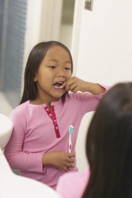 东方人,儿童,一个人,站,竖图,室内,白天,侧面,纯洁,镜子,门,浴室,亚洲,仅一个女性,仅一个人,牙刷,拿,拿着,注视,休闲装,黄种人,移门,小孩,观察,看,站着,仅一个小孩,可爱,童年,童趣,照,观看,察看,关注,童真,烂漫,无邪,天真,女孩,女人,女性,亚洲人,孩子,半身,彩图,女生