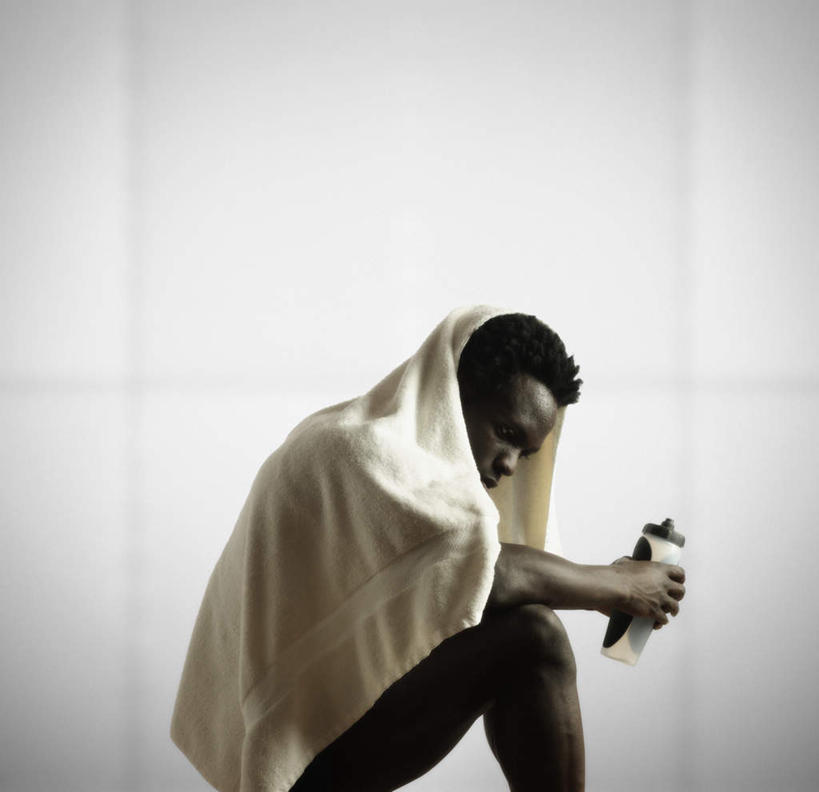 西方人,肌肉,头发,裸体,赤膊,一个人,坐,闭眼,横图,室内,白天,白色背景,侧面,锻炼,快乐,比赛,运动,竞争,杯子,欧洲,黑人,欧洲人,仅一个男性,仅一个人,浴巾,杯,娱乐,裸露,水壶,仅一个年轻男性,黑色,毛巾,休闲,摄影,影棚,赤裸,体育运动,裸,体育,男人,男性,年轻男性,发型,闭眼睛,闭着眼,闭着眼睛,坐着,半身,彩图,影棚拍摄,健身,拍摄,发,短发