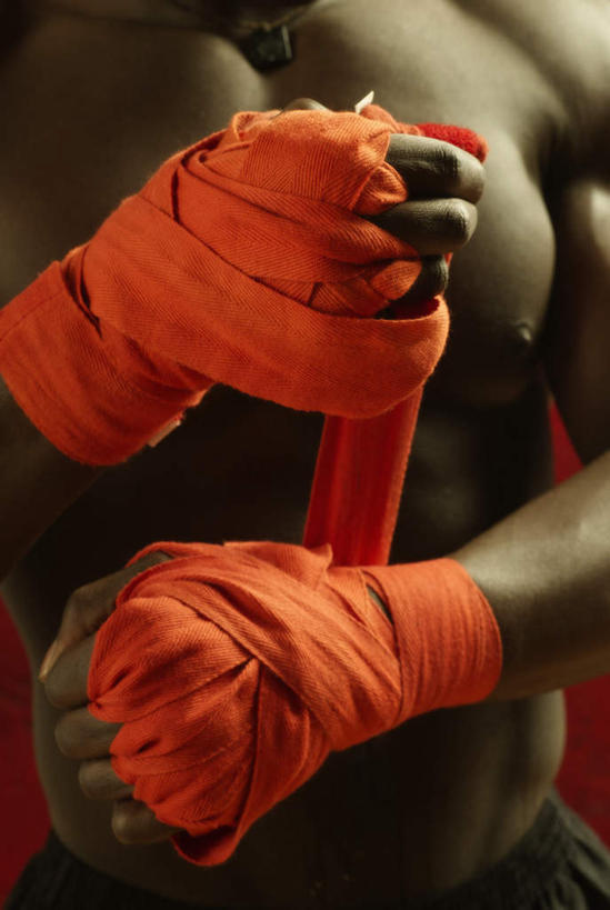 西方人,肌肉,头发,裸体,赤膊,一个人,拳击手,竖图,室内,特写,白天,白色背景,正面,锻炼,快乐,比赛,运动,竞争,拳击,欧洲,黑人,欧洲人,仅一个男性,仅一个人,缠绕,浴巾,带子,拳击手套,娱乐,裸露,仅一个年轻男性,黑色,毛巾,绑,休闲,摄影,影棚,赤裸,绕,缠,体育运动,裸,体育,男人,男性,年轻男性,发型,拳击家,拳击运动员,绷带,半身,彩图,影棚拍摄,健身,拍摄,发,短发