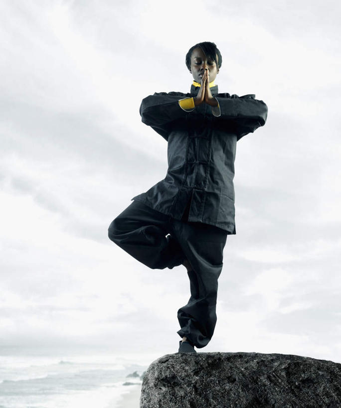 西方人,头发,一个人,双手交叉,竖图,室外,白天,仰视,民族服装,武术,海浪,欧洲,黑人,欧洲人,仅一个年轻女性,仅一个女性,仅一个人,云朵,云彩,注视,黑色,白云,蓝天,天空,山崖,观察,看,观看,单腿,功夫,察看,关注,年轻女性,女人,女性,发型,风浪,海水的波动,近岸浪,涌浪,十字手,彩图,低角度拍摄,全身,唐装,短发