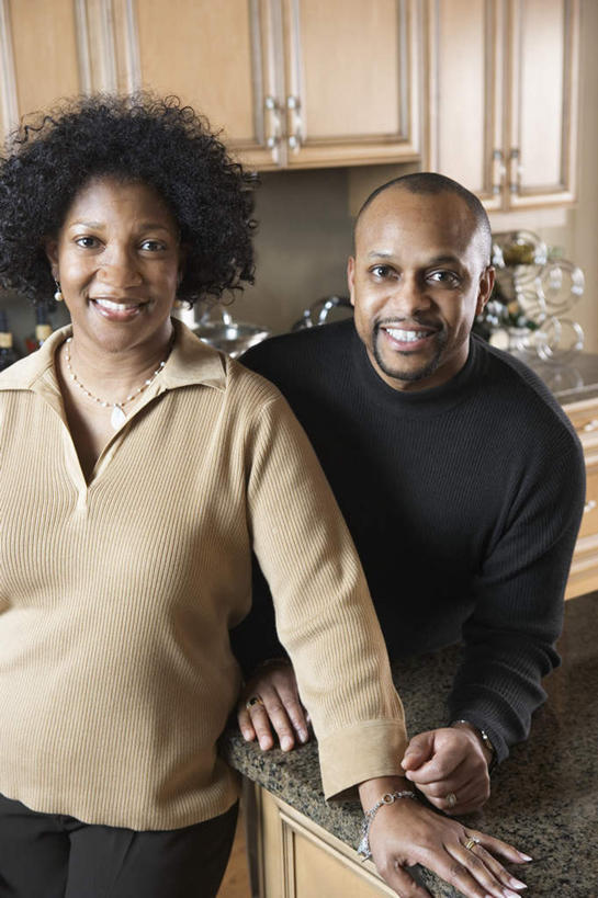 西方人,儿童,两个人,家庭,夫妻,站,笑,微笑,露齿笑,竖图,室内,白天,正面,爱情,厨房,柜子,桌子,欧洲,黑人,欧洲人,撑,阴影,服装,光线,影子,房屋,屋子,公寓,浪漫,休闲装,楼房,住宅,衣服,阳光,靠,靠着,站着,休闲,温暖,温馨,一家人,休闲服,恩爱,恋人,服饰,柜,和睦,撑着,男人,男性,女人,女性,中年男性,中年女性,夫妇,情侣,半身,彩图,房子,伴侣,融洽