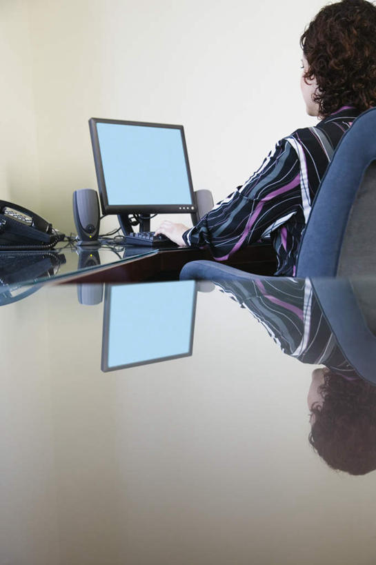 西方人,一个人,商务人士,商务女性,办公室,高楼大厦,坐,笑,微笑,竖图,室内,白天,背景,衬衫,商务,办公楼,职员,电脑,键盘,窗户,落地窗,写字楼,电话,椅子,欧洲,欧洲人,仅一个人,套装,正装,朦胧,模糊,影子,音箱,音响,职业装,通讯设备,玻璃窗,背面,倒影,楼层,看,背影,台式电脑,摩天大厦,美女,金融,商务套装,经济,敲击,办公椅,旋转椅,操作,通信设备,液晶显示器,商务装,看着,贸易,工薪阶层,输出设备,交流,电脑键盘,年轻女性,女人,女性,白种人,白领,商人,上班族,沟通,坐着,半身,彩图,衬衣,白领阶层,办公室职员