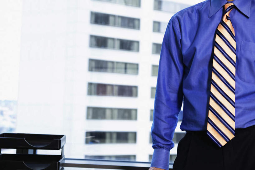 西方人,一个人,商务人士,商务男性,办公室,高楼大厦,坐,横图,室内,白天,正面,衬衫,商务,办公楼,职员,窗户,落地窗,写字楼,欧洲,欧洲人,仅一个人,条纹,套装,朦胧,模糊,办公桌,领带,职业装,玻璃窗,楼层,摩天大厦,帅哥,金融,商务套装,经济,商务装,文件箱,贸易,工薪阶层,男人,男性,年轻男性,中年男性,白种人,白领,商人,上班族,坐着,半身,彩图,衬衣,白领阶层,办公室职员