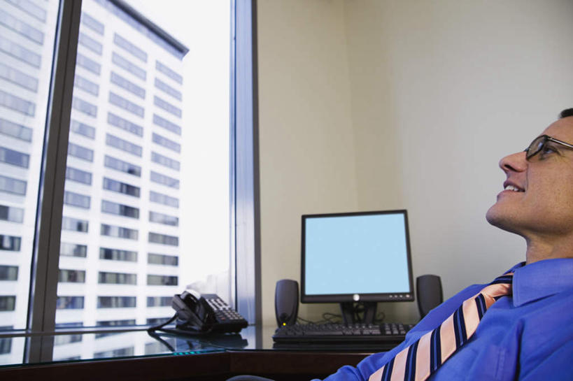 西方人,一个人,商务人士,商务男性,办公室,高楼大厦,坐,笑,微笑,露齿笑,横图,室内,白天,背景,侧面,仰视,衬衫,商务,办公楼,职员,电脑,窗户,落地窗,写字楼,电话,欧洲,欧洲人,仅一个男性,仅一个人,仅一个中年男性,条纹,套装,正装,朦胧,模糊,领带,音箱,音响,职业装,通讯设备,玻璃窗,楼层,休息,休闲,台式电脑,摩天大厦,放松,金融,商务套装,经济,通信设备,液晶显示器,商务装,贸易,工薪阶层,输出设备,交流,男人,男性,中年男性,白种人,白领,商人,上班族,沟通,通话,坐着,半身,彩图,衬衣,白领阶层,办公室职员