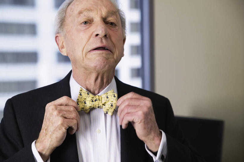 西方人,脸,头,脸颊,一个人,商务人士,商务男性,办公室,高楼大厦,站,笑,捏,微笑,露齿笑,横图,室内,特写,白天,背景,正面,衬衫,西装,商务,办公楼,职员,窗户,落地窗,写字楼,欧洲,欧洲人,仅一个人,套装,正装,朦胧,模糊,领结,领带,拿,捏着,拿着,注视,职业装,玻璃窗,楼层,观察,看,站着,摩天大厦,金融,商务套装,经济,观看,察看,关注,商务装,贸易,工薪阶层,老年男性,男人,男性,白种人,头部,脸部,脸蛋,面部,白领,商人,上班族,半身,彩图,衬衣,西服,白领阶层,办公室职员