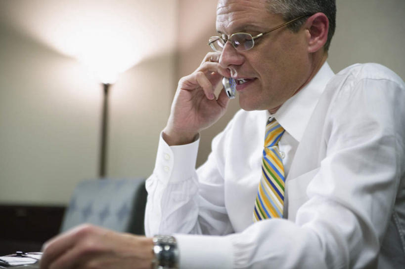 西方人,一个人,商务人士,商务男性,办公室,坐,笑,打电话,微笑,露齿笑,横图,室内,白天,正面,衬衫,商务,职员,电话,椅子,欧洲,欧洲人,仅一个男性,仅一个人,仅一个中年男性,条纹,套装,正装,朦胧,模糊,手表,眼镜,灯光,领带,职业装,通讯设备,灯,射灯,金融,商务套装,经济,办公椅,彩条,领导,商务装,贸易,工薪阶层,交流,男人,男性,中年男性,白种人,白领,商人,上班族,沟通,通话,坐着,半身,彩图,衬衣,白领阶层,办公室职员