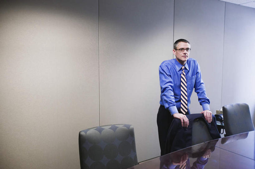 西方人,一个人,商务人士,商务男性,办公室,会议室,站,横图,彩色,室内,白天,正面,衬衫,西装,商务,职员,桌子,椅子,欧洲,欧洲人,仅一个人,条纹,套装,正装,眼镜,影子,办公桌,灯光,领带,注视,职业装,倒影,扶,观察,看,站着,帅哥,金融,商务套装,经济,观看,光滑,办公椅,察看,扶着,关注,商务装,贸易,工薪阶层,会议中心,男人,男性,年轻男性,中年男性,白种人,白领,商人,上班族,彩图,全身,衬衣,西服,会场,白领阶层,办公室职员