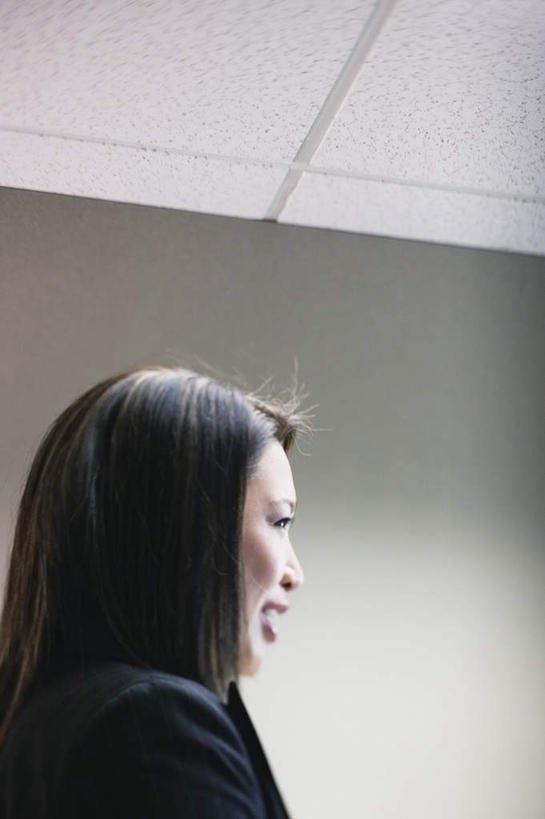 东方人,脸,头,脸颊,一个人,商务人士,商务女性,办公室,站,笑,微笑,露齿笑,竖图,室内,特写,白天,仰视,衬衫,西装,商务,职员,亚洲,仅一个人,套装,正装,职业装,黄种人,肩膀,站着,美女,金融,商务套装,经济,商务装,贸易,工薪阶层,年轻女性,女人,女性,亚洲人,头部,脸部,脸蛋,面部,白领,商人,上班族,半身,彩图,低角度拍摄,衬衣,西服,白领阶层,办公室职员