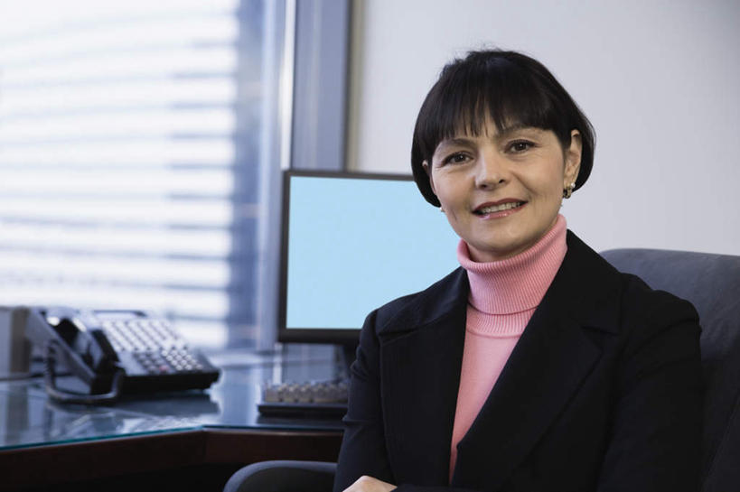 西方人,一个人,商务人士,商务女性,办公室,坐,抱,笑,微笑,露齿笑,横图,室内,白天,背景,正面,毛衣,西装,商务,职员,电脑,窗户,落地窗,桌子,电话,椅子,欧洲,欧洲人,仅一个人,套装,正装,朦胧,模糊,百叶窗,办公桌,注视,职业装,通讯设备,耳钉,玻璃窗,首饰,观察,看,台式电脑,美女,金融,商务套装,经济,抱着,观看,办公椅,旋转椅,察看,双手抱胸,关注,通信设备,液晶显示器,商务装,贸易,工薪阶层,交流,年轻女性,女人,女性,白种人,白领,商人,上班族,沟通,通话,坐着,半身,彩图,西服,白领阶层,办公室职员,高领毛衣