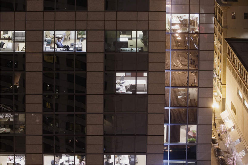 东方人,西方人,办公室,高楼大厦,站,坐,横图,俯视,室内,夜晚,衬衫,西装,胜利,办公楼,电脑,窗户,落地窗,路灯,写字楼,椅子,欧洲,欧洲人,亚洲,上班,套装,正装,灯光,领带,车流,许多人,职业装,黄种人,玻璃窗,灯,楼层,站着,一群人,休息,休闲,台式电脑,摩天大厦,放松,美女,帅哥,金融,商务套装,经济,办公椅,旋转椅,加班,上举,通信设备,液晶显示器,商务装,贸易,工薪阶层,男人,男性,年轻男性,年轻女性,女人,女性,白种人,亚洲人,坐着,半身,彩图,高角度拍摄,衬衣,西服,办公