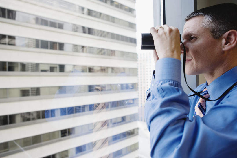 西方人,一个人,商务人士,商务男性,办公室,高楼大厦,站,笑,微笑,横图,室内,特写,白天,侧面,衬衫,商务,办公楼,职员,窗户,落地窗,写字楼,欧洲,欧洲人,仅一个人,眺望,套装,正装,望远镜,百叶窗,领带,拿,拿着,远望,职业装,玻璃窗,楼层,观察,站着,摩天大厦,帅哥,金融,商务套装,经济,商务装,贸易,工薪阶层,男人,男性,年轻男性,中年男性,白种人,白领,商人,上班族,端,端着,半身,彩图,衬衣,白领阶层,办公室职员